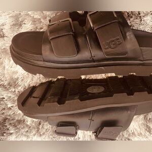 UGG Men's Black CAPITOLA Sandals